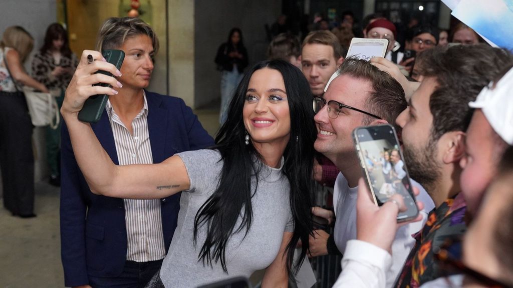 La cantante Katy Perry haciéndose un selfie con un fan.