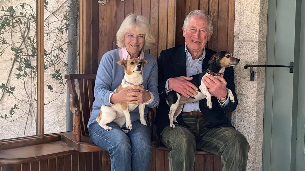 Los reyes Carlos y Camila con Beth y Bluebell en 2020.