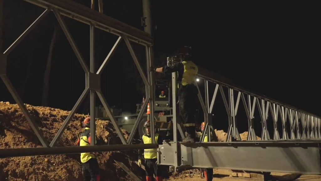 Los efectivos de la UME comienzan el montaje del puente modular Mabey, en Buñol