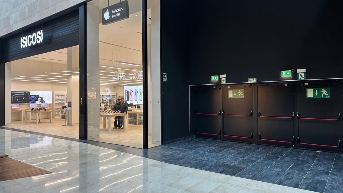 Puertas de emergencia del centro comercial Garbera, por las que accedieron para robar en el local adyacente