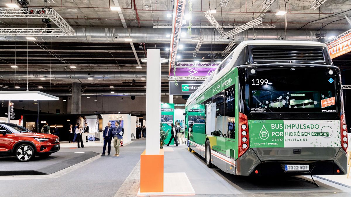 Un autobús impulsado por hidrógeno verde en el stand de Avanza en el Global Mobility Call, en la Feria de Madrid IFEMA