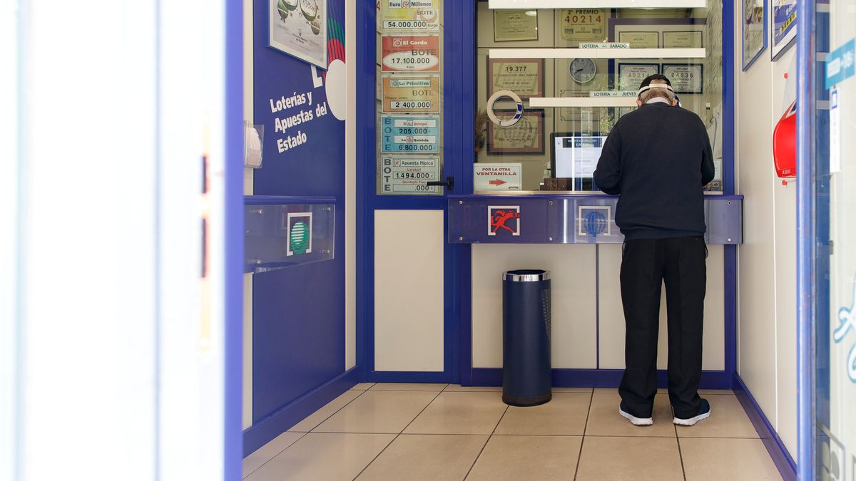 Un hombre compra en una administración de Loterías