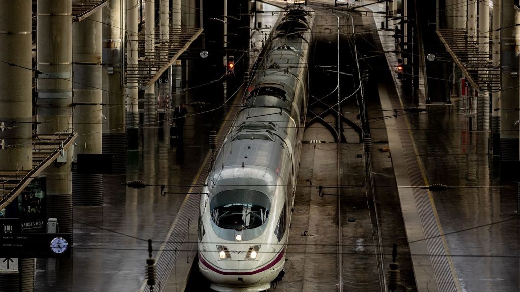 Un tren en la estación de Atocha, a 31 de octubre de 2024, en Madrid (España)