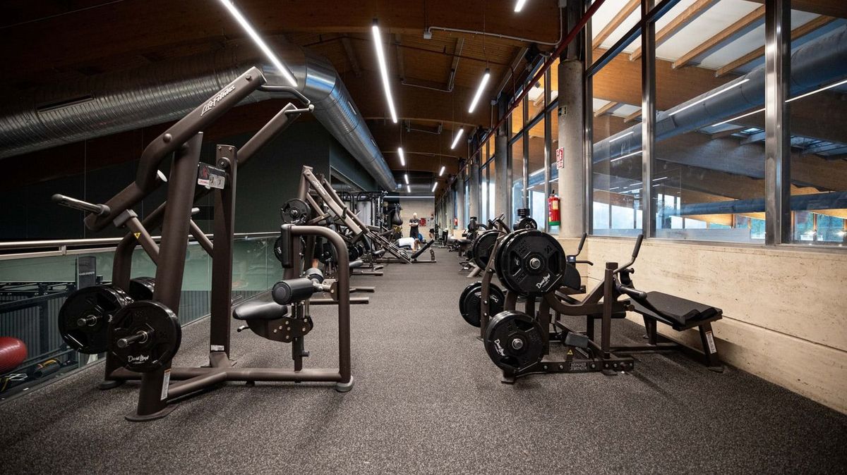 Una de las salas fitness del gimnasio David Lloyd en La Finca, Madrid