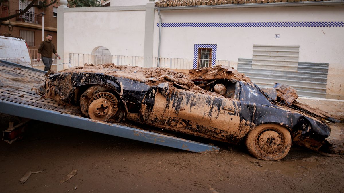 Una réplica exacta de Kitt, aquel 'coche fantástico' y televisivo de los años 80, que quedó sepultada por el lodo en un garaje de Picanya