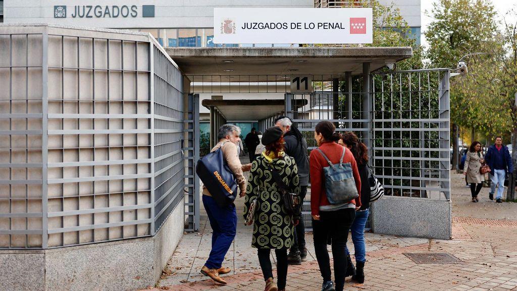 Varios de los 21 acusados de causar desórdenes y de enfrentarse a la Policía durante el 'Rodea el Congreso' del 25 de septiembre de 2012, a su llegada al juicio