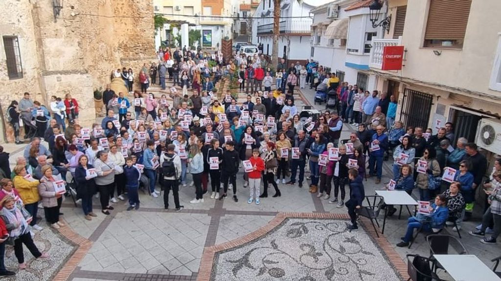 Vecinos de Torres de Albanchez se concentraron para animar a la familia