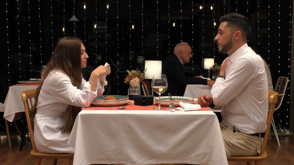 Ana y Álvaro comparten sus gustos en la cena que les han preparado en 'First Dates'