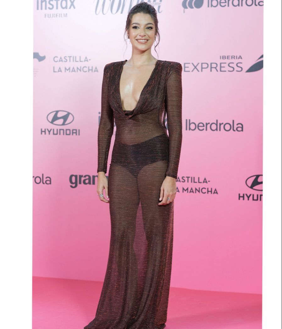 El look con transparencias de Ana Guerra escogido para los Premios Woman 2024