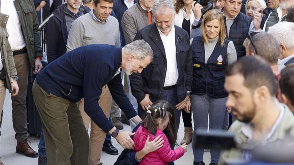 El rey Felipe y la reina Letizia con la niña pequeña.