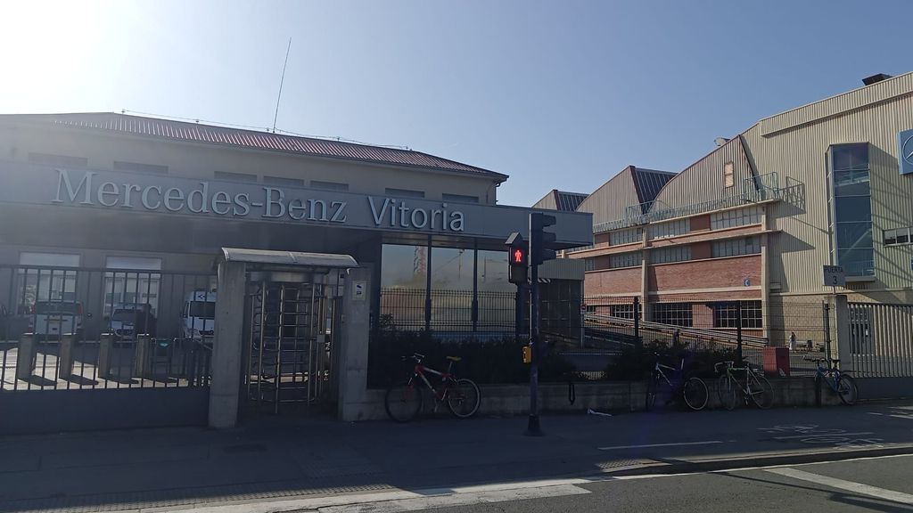 Exterior de la fábrica de Mercedes en el polígono industrial de Jundiz, Vitoria