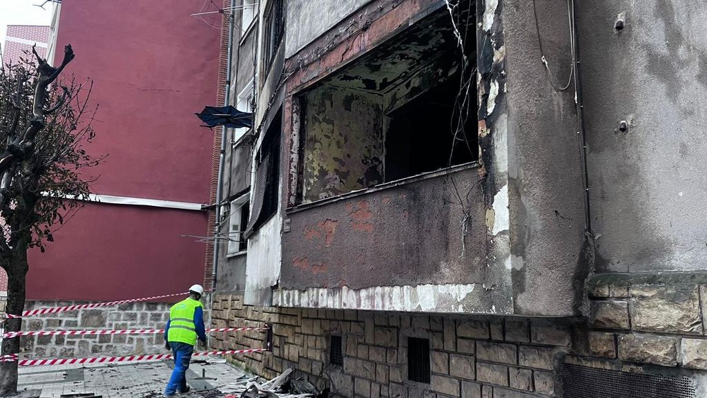 Imagen de la fachada en uno de los bajos del edificio