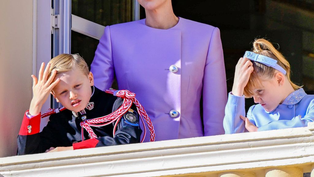 Jacques y Gabriella de Mónaco desde el balcón del palacio Grimaldi