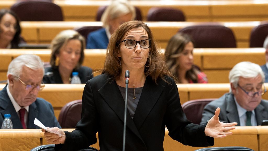 La ministra de Sanidad, Mónica García, durante la sesión plenaria del Senado.