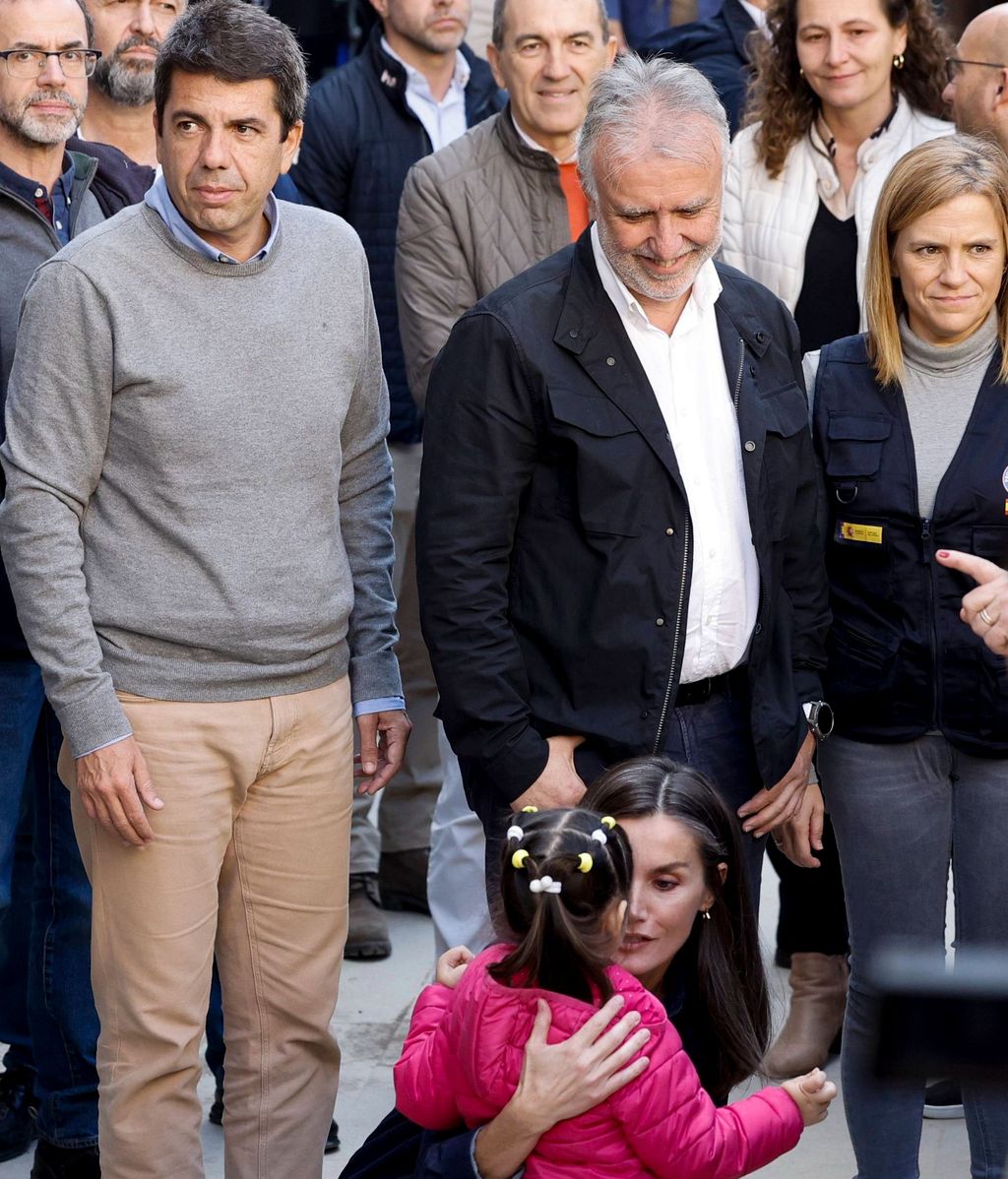 La reina Letizia hablando con una niña durante su visita a Chiva