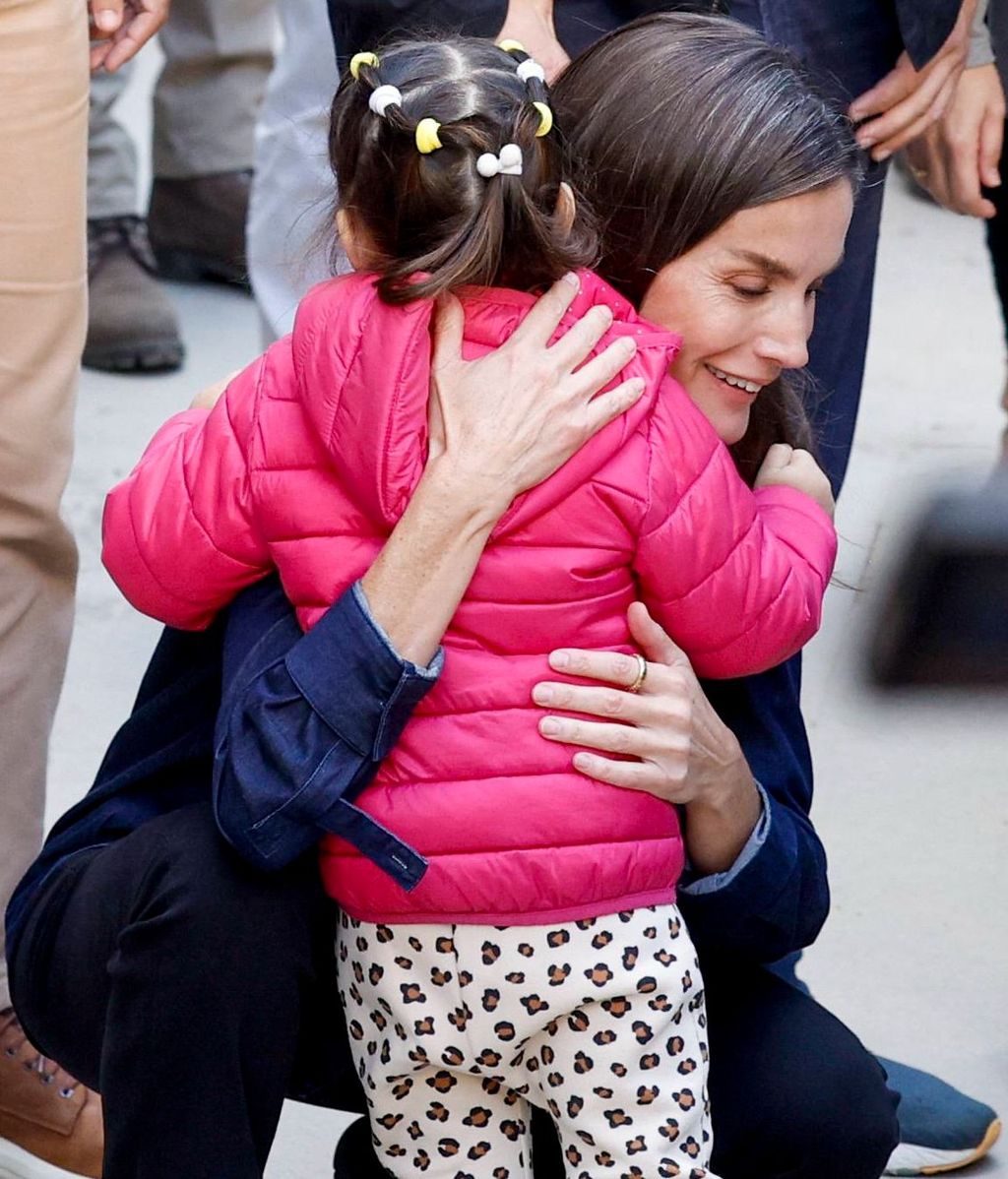 La reina Letizia se funde en un abrazo con una niña