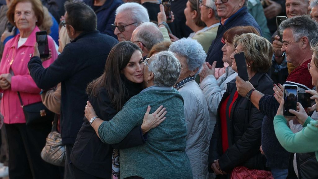 Los reyes acuden a las casas y los negocios afectados por la DANA para brindarles apoyo a los valencianos