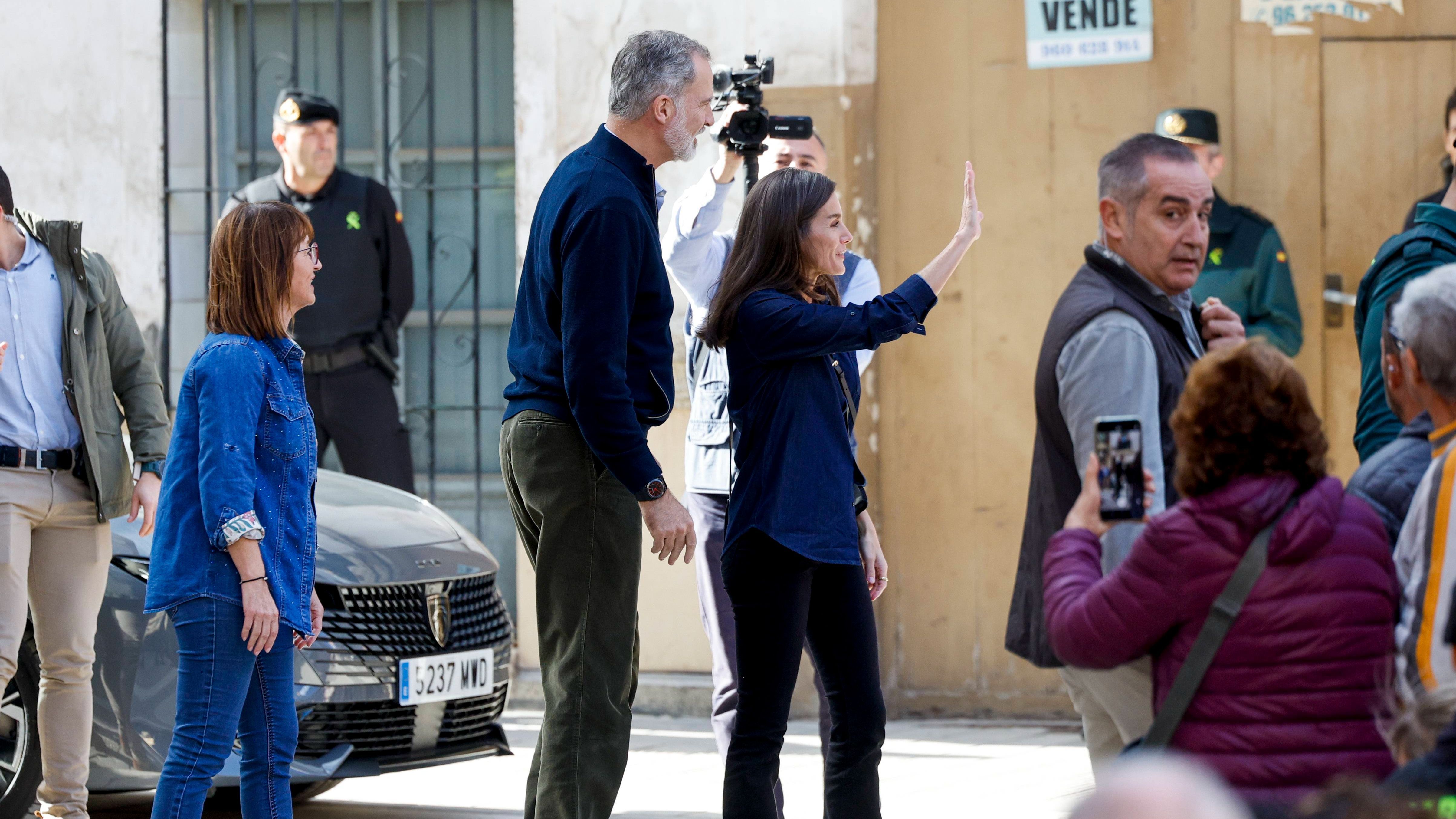 Los reyes durante su visita a Chiva