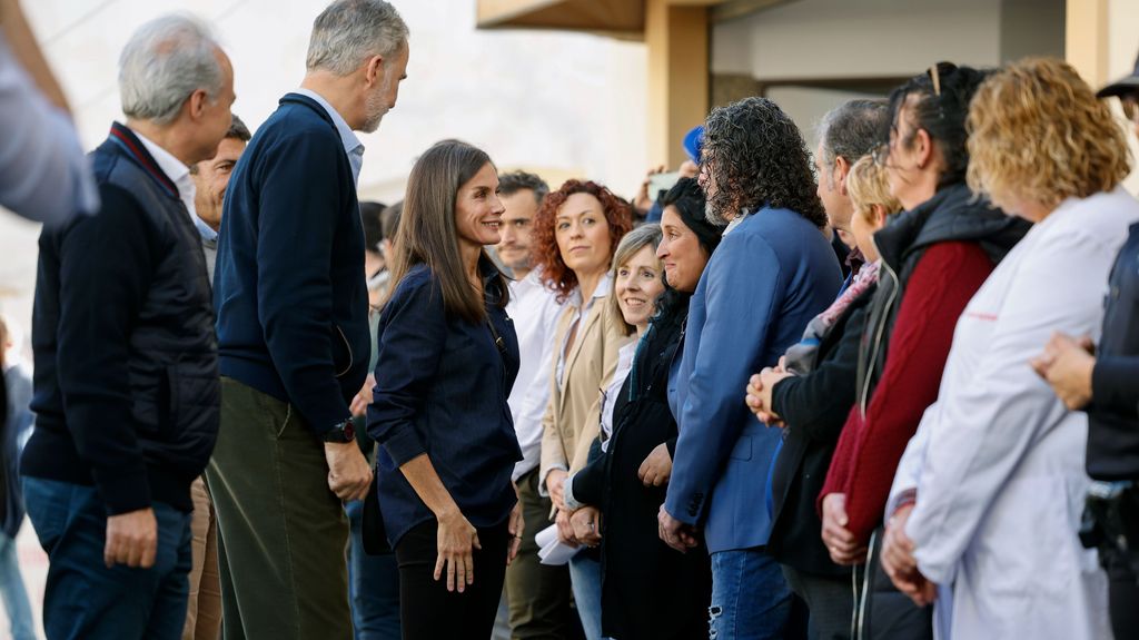 El rey Felipe VI y la reina Letizia recibidos en Utiel con gritos de "¡viva el rey!"