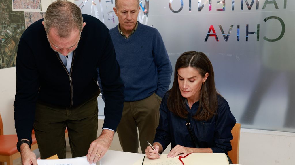 Los reyes Felipe y Letizia escribiendo la carta.