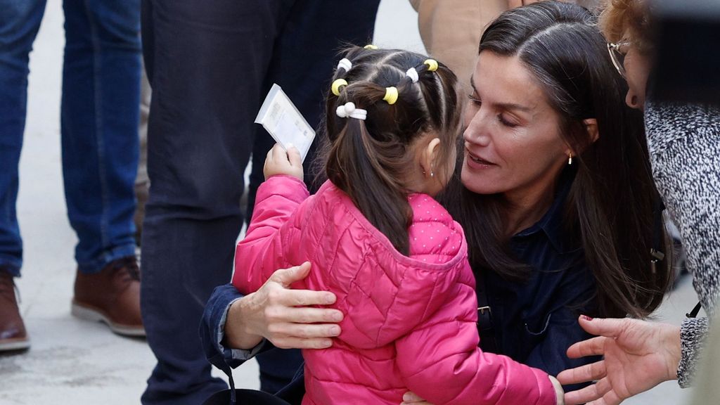 El tierno momento de la reina con una niña en Chiva