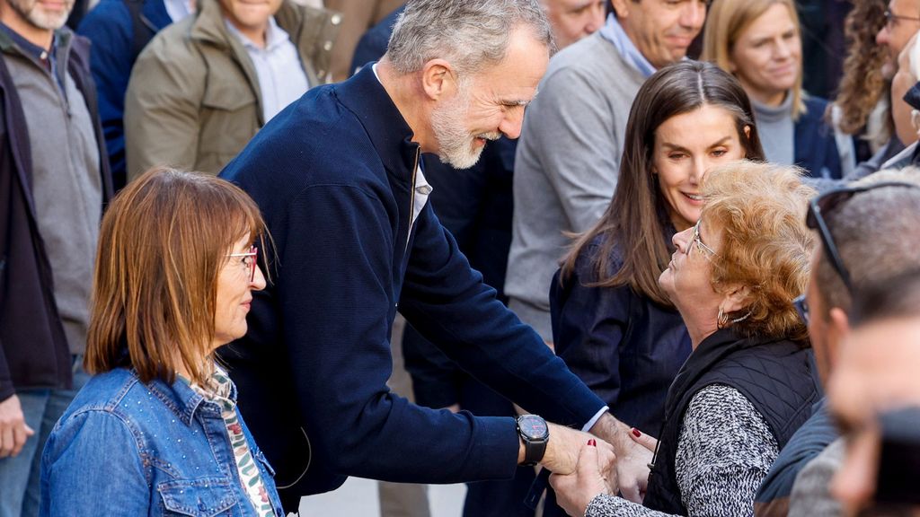 Los reyes vuelven a Chiva y son recibidos entre aplausos y muestras de cariño