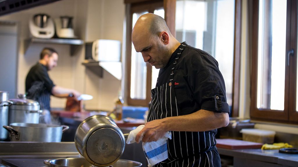 Luis Lera cocinando