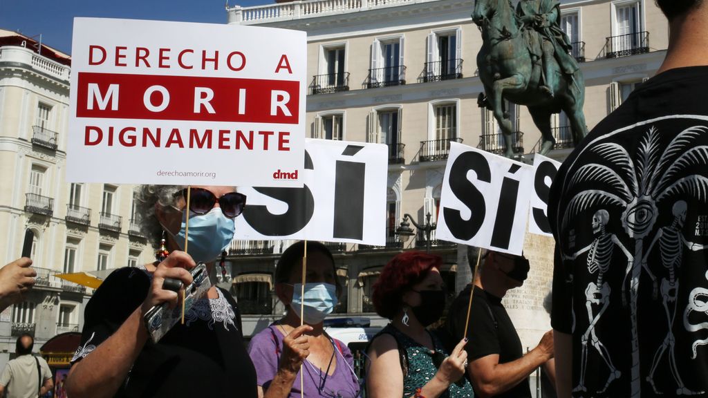 Pancartas y carteles durante la concentración de la asociación Derecho a Morir Dignamente, en Madrid