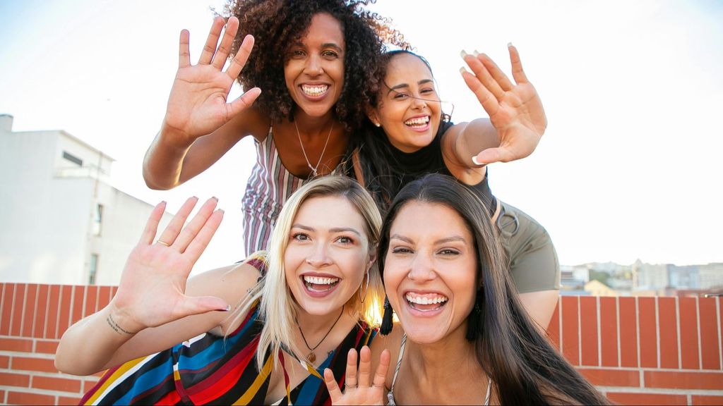 Un grupo de mujeres saludando