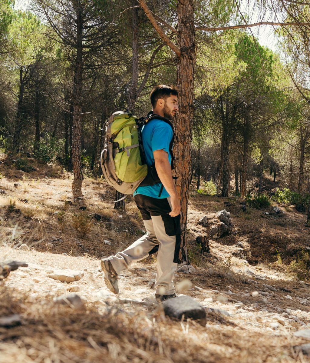 Un joven practicando 'rucking' en plena naturaleza