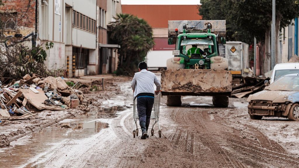 Una persona en una zona afectada por la DANA, a 16 de noviembre de 2024, en Sedaví, Valencia