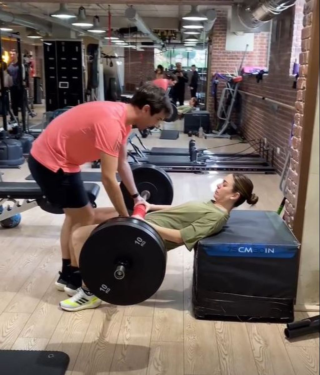 Captura de Blanca Suárez realizando 'hip thrust' con barra