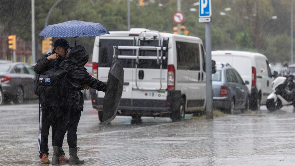 Dos personas en una calle de Barcelona a 12 de noviembre de 2024