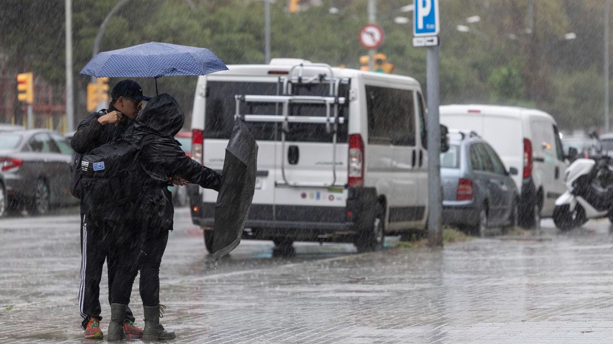 Dos personas en una calle de Barcelona a 12 de noviembre de 2024