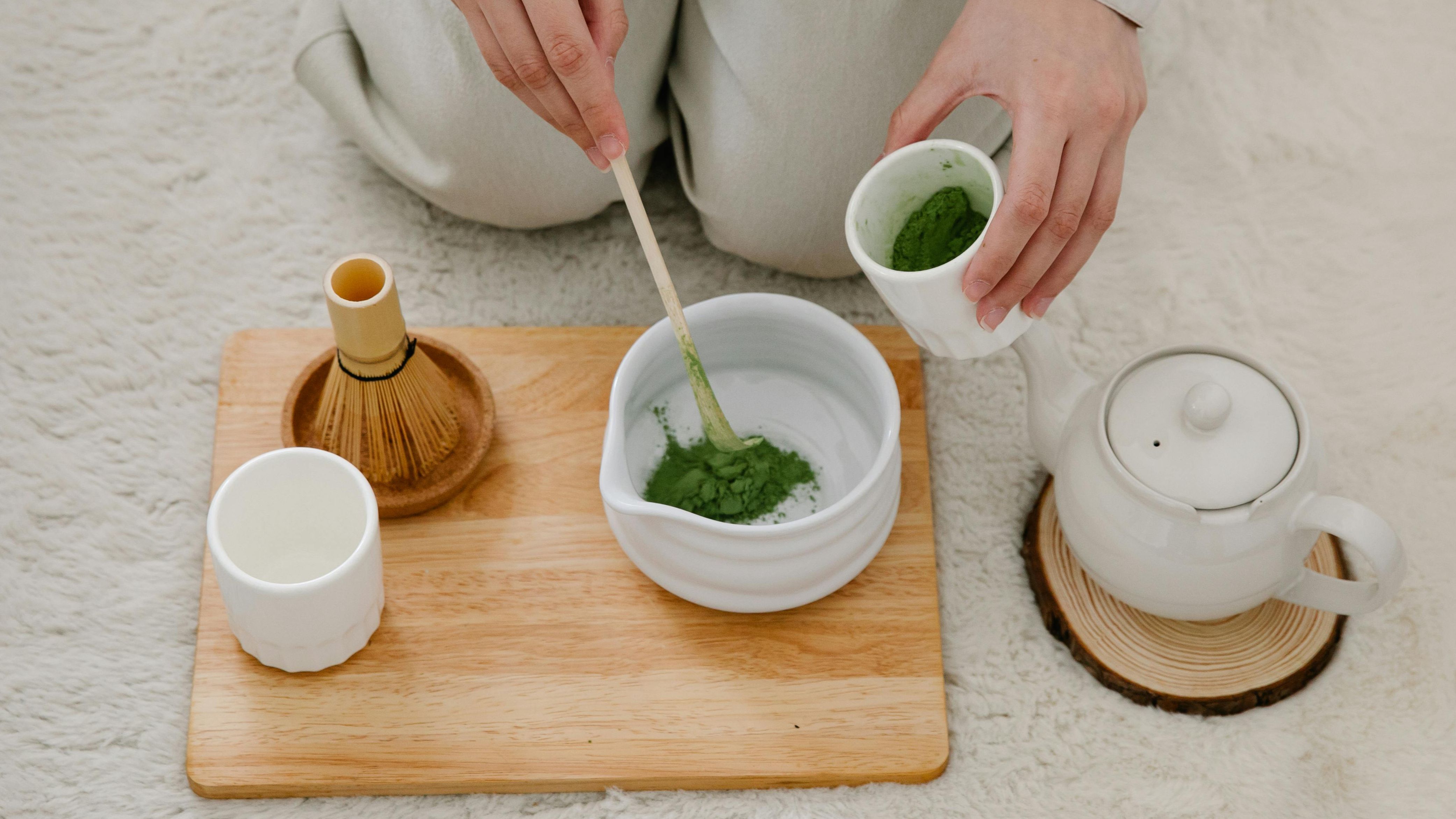 El té matcha se bate y espuma. FUENTE: Pexels