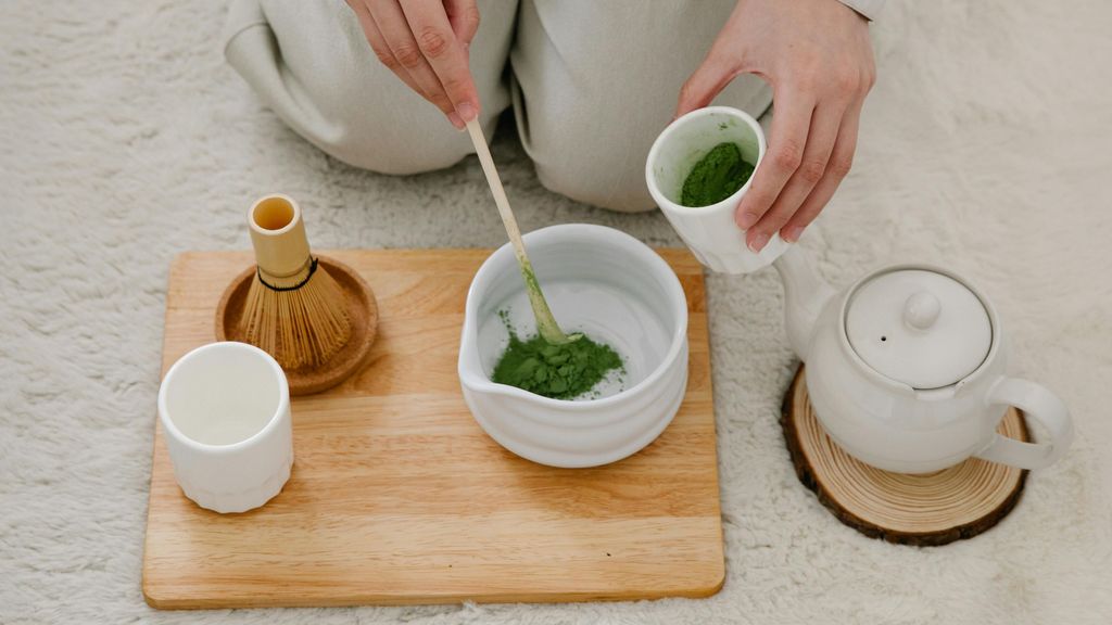 El té matcha se bate y espuma. FUENTE: Pexels