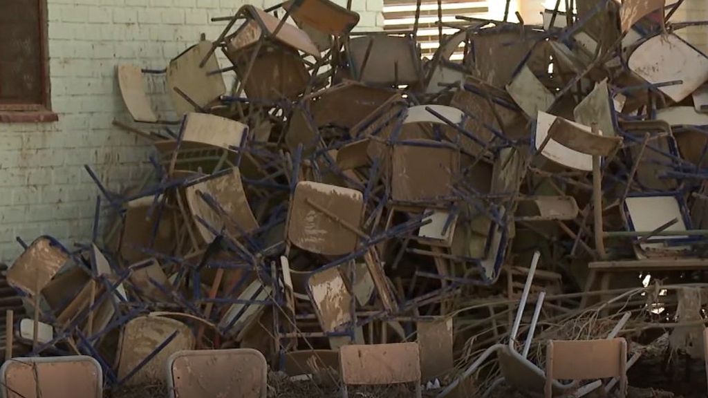 Estado del mobiliario tra el paso de la DANA en un colegio de Catarroja