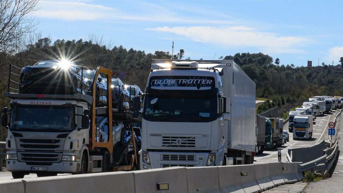 Imagen de archivo de colas de camiones como consecuencia de cortes de carreteras realizados por los agricultores