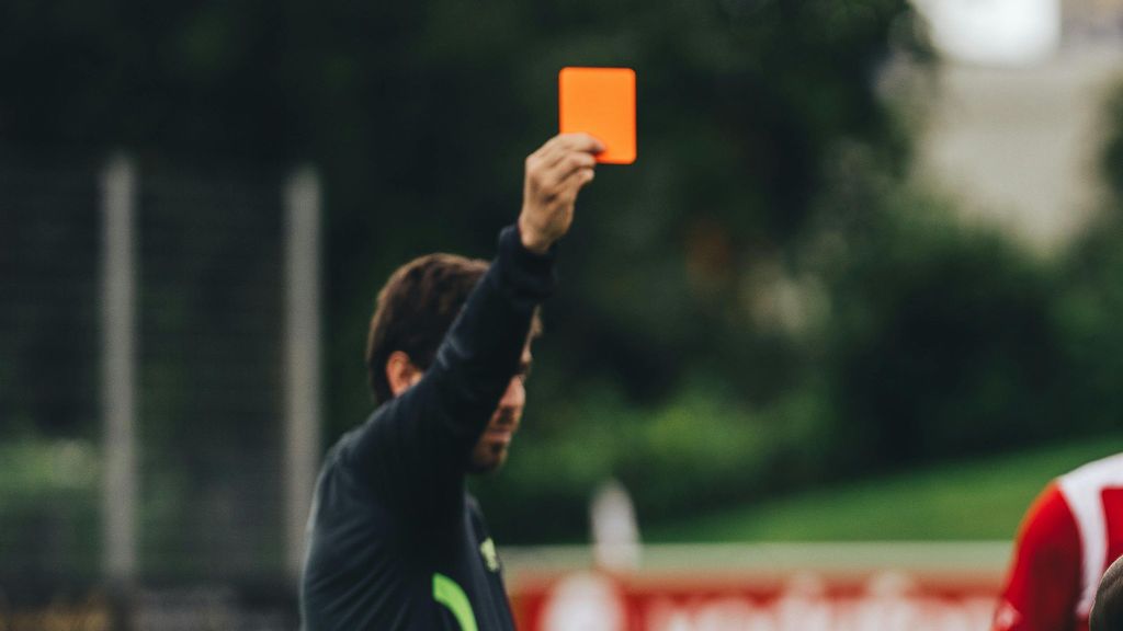 Imagen de archivo de un árbitro de fútbol sacando tarjeta roja a un jugador