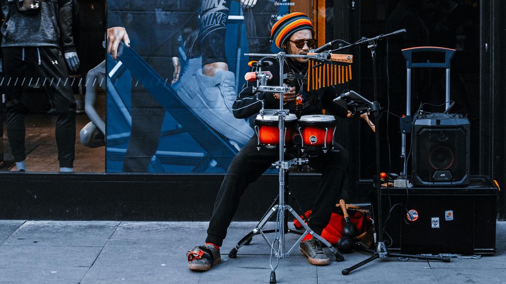 Imagen de archivo de un músico tocando en la calle