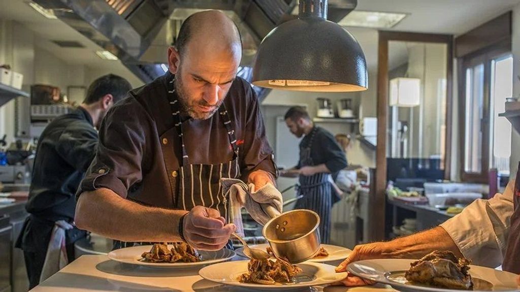 Luis Alberto Lera cocinando Pichón Bravío