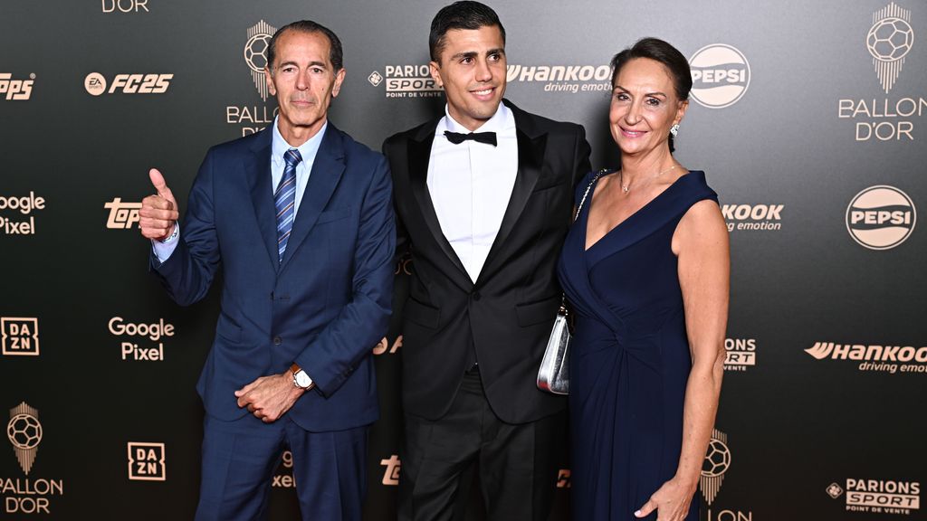 Rodri, junto a sus padres, Antonio y Elena, en la pasada gala del Balón de Oro