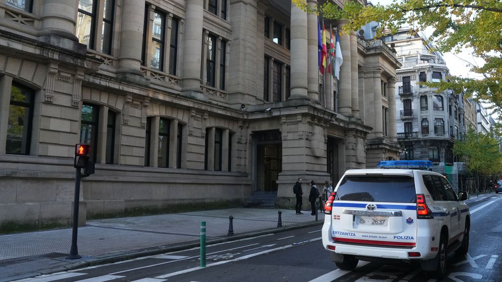 Un coche de la Ertzaintza pasa junto a la Audiencia de Gipuzkoa