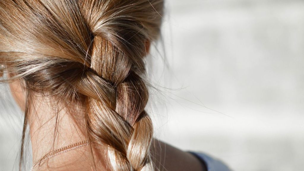 Una mujer con una trenza.