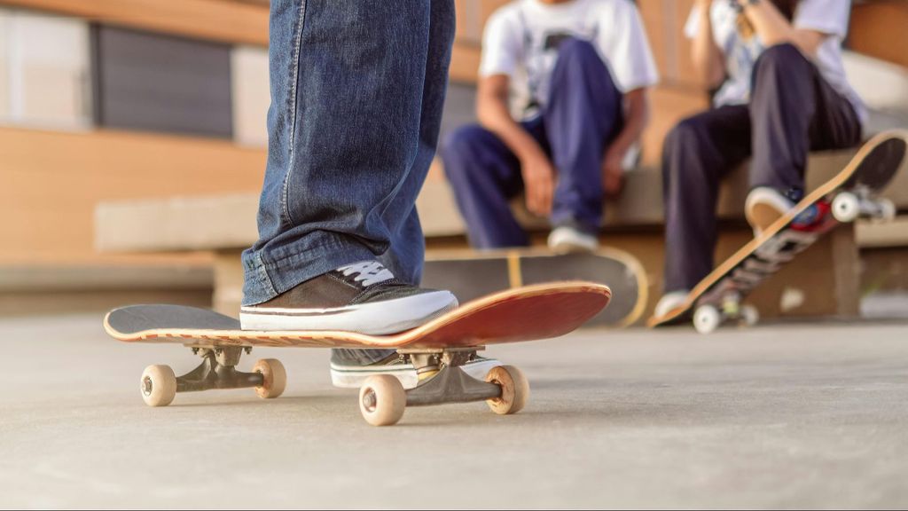 Varios niños con patinetes