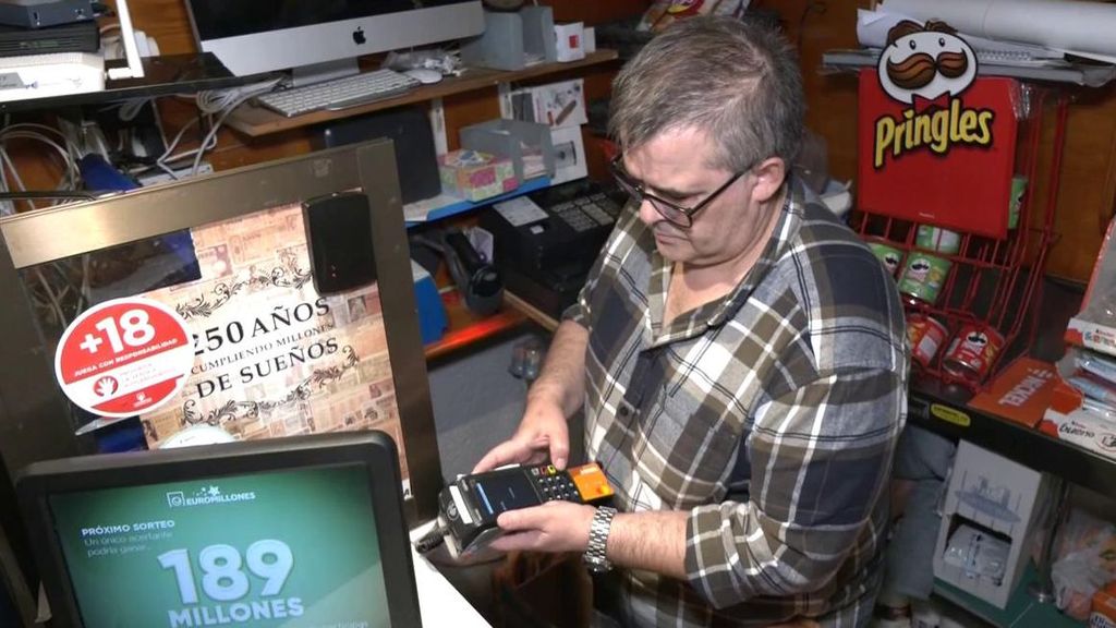 Abrir una cuenta en un bar o sacar dinero en la panadería: las alternativas a la escasez de cajeros