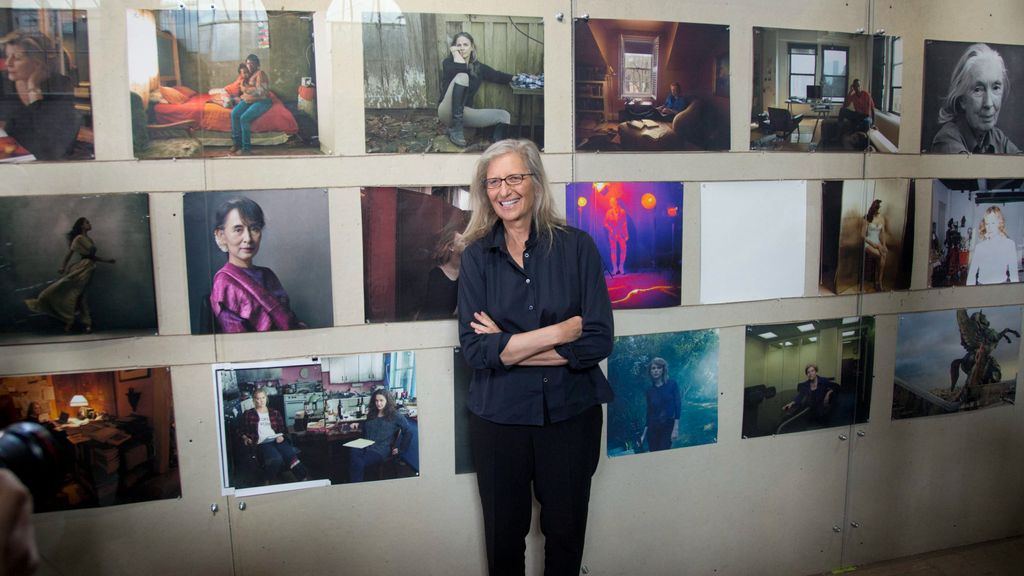 Annie Leibovitz con algunos de sus retratos.