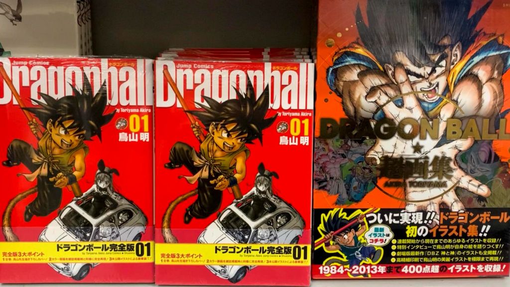 Captura de televisión de varios ejemplares del cómic Dragon Ball este miércoles en Tokio (Japón)