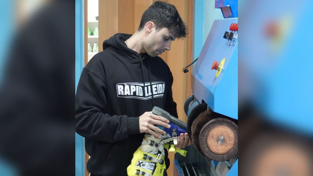 Chema, el zapatero catalán que repara botas a pilotos de la élite del motociclismo