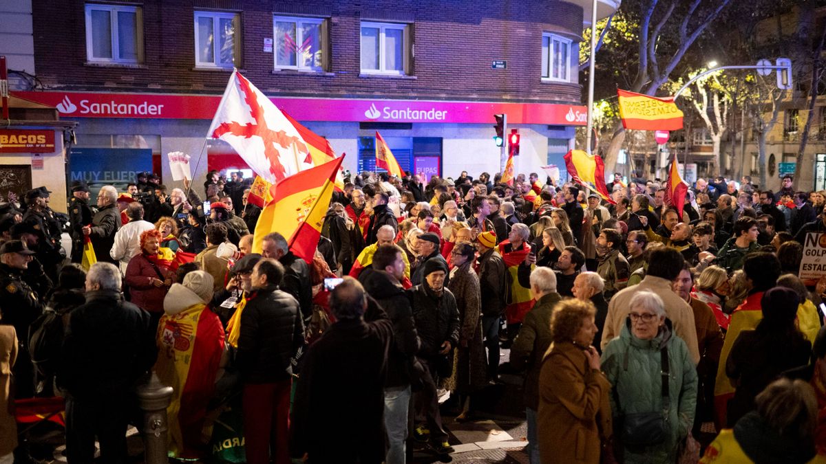 Cientos de manifestantes protestan en la calle Ferraz contra Pedro Sánchez tras la confesión de Víctor De Aldama